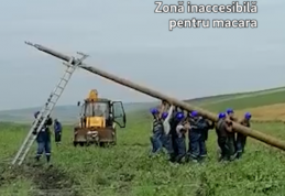 Echipele Delgaz Grid acţionează de mai bine de 24 de ore pentru remedierea avariilor cauzate de furtunile puternice din Moldova - FOTO