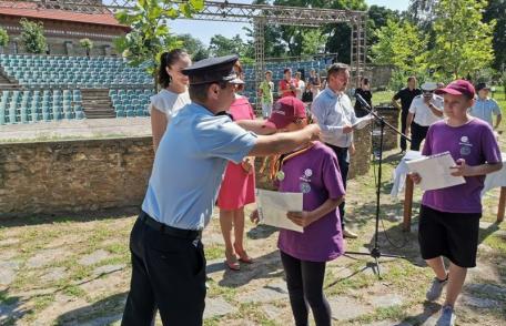 Zeci de elevi din județul Botoşani au devenit „mesagerii” pompierilor - FOTO