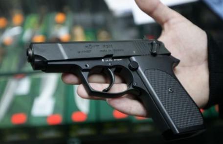Amendat de jandarmi pentru portul unui pistol neletal în locuri publice