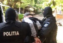 Percheziții cu mascați la două persoane bănuite că au intrat în casa unor bătrâni din Botoșani și i-au lăsat fără bani
