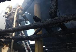 Incendiu la anexa unui magazin din Hiliseu Crișan. Pompierii au intervenit de urgență - FOTO