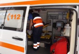 Un tânăr de 22 de ani a ajuns la spital după ce a pierdut controlul ATV-ului şi s-a izbit de un gard