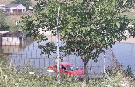 Accident spectaculos la Botoșani! A rupt un gard și a plonjat cu mașina în bazinul de ape uzate de la Nova ApaServ