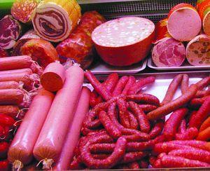 Ce mănâncă românii: Salam mucegăit, parizer de curcan din şorici şi slănină de porc