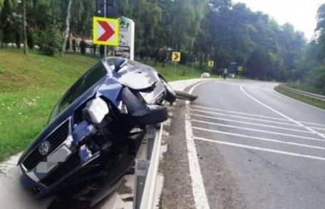 ACCIDENT pe drumul Botoșani – Suceava. A rupt un parapet și s-a oprit în șanț!