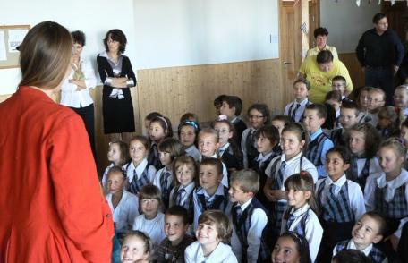 Zâmbet pentru copii adus din Anglia, la Școala Cornerstone Dorohoi - FOTO