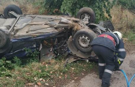 Accident cu persoană încarcerată! Patru tineri s-au răsturnat cu mașina în comuna Viișoara – FOTO