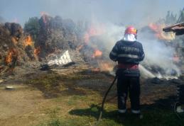 De aproape patru ore, pompierii botoșăneni se luptă cu flăcările la Stăuceni - FOTO