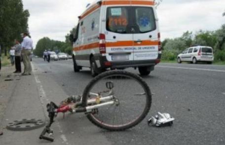 Culmea accidentelor rutiere: Un bărbat beat s-a accidentat după ce a intrat cu bicicleta într-o mașină