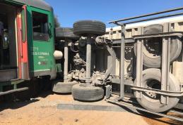 ACCIDENT GRAV! Camion lovit de tren la Dorohoi – FOTO