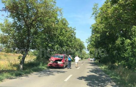Doi răniți și două mașini făcute praf într-un accident produs la intrarea în comuna Roma - FOTO