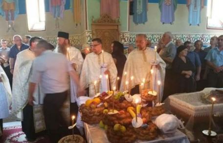 Sute de credincioși din Dorohoi au participat la slujba de înmormântare a preotului Ceobanu Costache