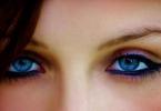 ochii albastri