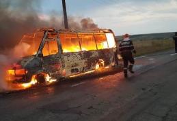 Panică pe un drum național din Botoșani! Un microbuz cu călători a luat foc - FOTO