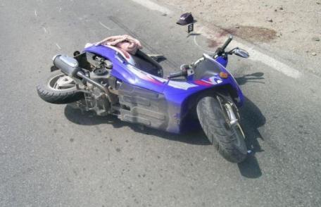 Tânăr beat și fără permis a ieșit la plimbare cu mopedul și a produs un accident