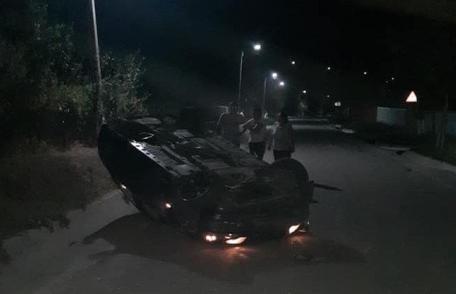 Tineri și neliniștiți: s-au răsturnat cu BMW-ul după care au părăsit locul accidentului