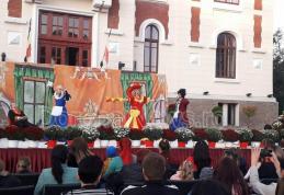 Spectacole de teatru muzical pentru cei mici în fața Primăriei Municipiului Dorohoi - FOTO