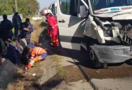 ACCIDENT GRAV! Șase răniți în urma impactului dintre un microbuz din Botoșani și un autoturism, în județul Bacău - FOTO