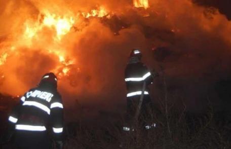 20 de pompieri au intervenit pentru stingerea unui incendiu puternic la un depozit de furaje 