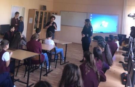 Prevenirea traficului de persoane și droguri în rândul elevilor de la Școala Gimnazială „Alexandru Ioan Cuza” Dorohoi - FOTO