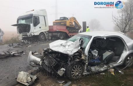 Accident grav la ieșirea din Dorohoi: O mașină a intrat pe contrasens și s-a izbit într-un autocamion - FOTO