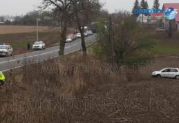 Accident la Dumbrăvița! O mașină s-a răsturnat în afara părții carosabile - FOTO
