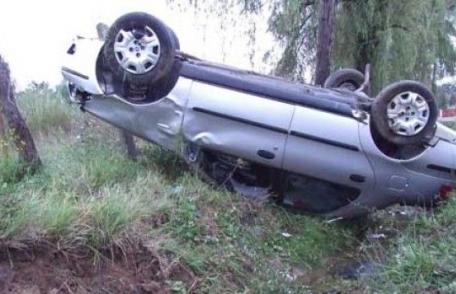 Șoferiță începătoare se răstoarnă cu mașina, o fată de 18 ani rănită, conducătoarea auto a PĂRĂSIT locul accidentului