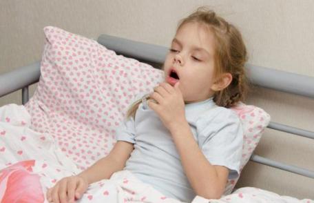 Tusea la copii. Sfatul pediatrului: „Nu este întotdeauna o idee bună să o oprim cu medicamente!”