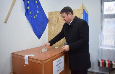 Prefectul judeţului Botoşani, Dan Șlincu, a votat pe listele suplimentare la secţia din Gorovei - FOTO