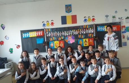 Elevii Școlii Cornerstone au sărbătorit Ziua României - 1 Decembrie - Cântecul poveștii noastre... - FOTO