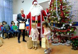 Moș Crăciun a oferit cadouri la sediul PSD Botoșani - FOTO