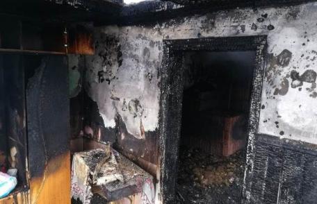 Incendiu în ajun de an nou! Casă cuprinsă de flăcări din cauza unui jar căzut din sobă - FOTO