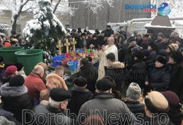 Sute de credincioși din Dorohoi au primit agheasma mare de Bobotează - FOTO