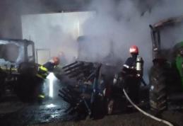 Mai multe utilaje dintr-o gospodărie din Lozna cuprinse de flăcări! Pompierii dorohoieni au intervenit pentru stingere - FOTO