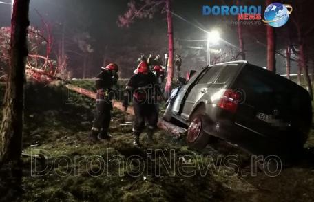 Accident la intrarea în Dorohoi! O mașină a ieșit de pe carosabil și a rupt doi copaci – FOTO