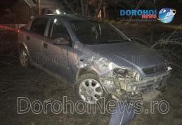 Accident la ieșirea din Dorohoi! O mașină a rupt un gard și s-a oprit într-un copac - FOTO