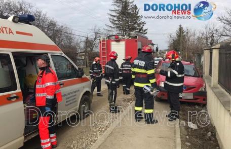Accident la Dorohoi! O mașină a intrat în gardul unei case de pe strada Luceafărul - FOTO