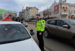 Polițiștii au „amendat” cu mărțișoare conducătoarele auto