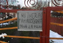 „Nu intrați, familie autoizolată!” – Mesaj inedit afișat pe poarta unei familii din Văculești