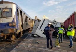 Trenul Dorohoi-Iași a izbit un camion la Lețcani. Șoferul cu câteva zgârieturi – VIDEO / FOTO