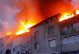 Acoperișul unui bloc din Bucecea a fost cuprins de flăcări. Zeci de pompieri intervin pentru stingere - FOTO
