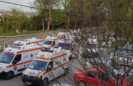 Imagini cât o mie de cuvinte! Ambulanțe pline cu pacienți la Secția de Infecțioase Botoșani - FOTO