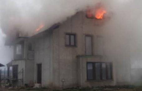 Nenorocire în ziua de Paște! Casă în flăcări, pompierii intervin de urgență – FOTO