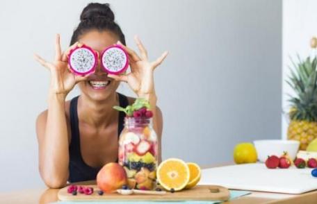Alimente și vitamine care te fac să arăți mai tânără