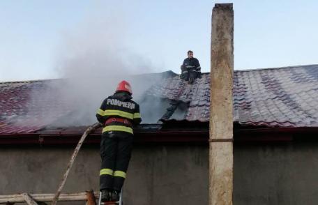 Casă cuprinsă de flăcări. Pompierii botoșăneni au intervenit pentru stingere - FOTO