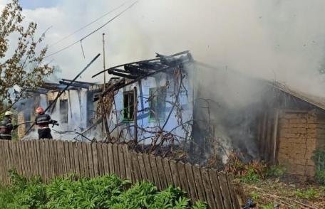 Casă distrusă de foc la Brăești! Pompierii dorohoieni au intervenit pentru stingere