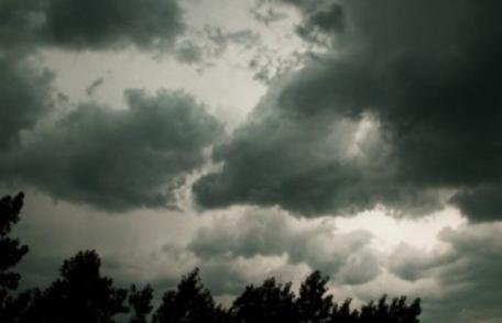 Meteorologii informează! Patru zile de instabilitate atmosferică, ploi și vânt