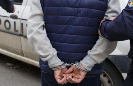 Tânărul care a condus beat, fără permis și a fugit de polițiști a fost arestat preventiv