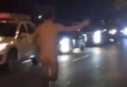 Un bărbat dezbrăcat s-a apucat să se plimbe DN 29 Botoșani-Suceava amenințând că se aruncă în fața mașinilor