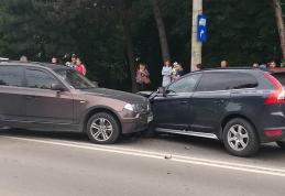 O mașină din Botoșani implicată într-un accident la Suceava. Două victime au ajuns la spital